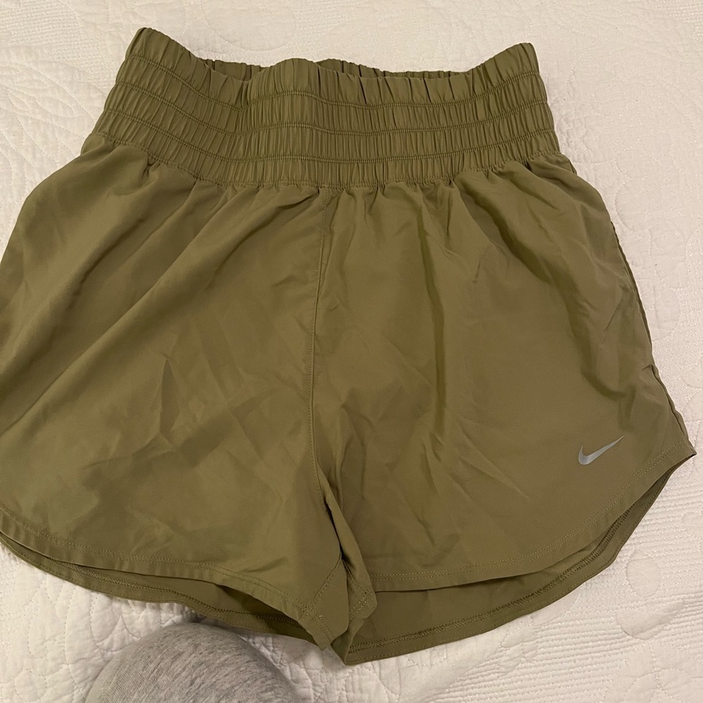 High wasted Nike shorts